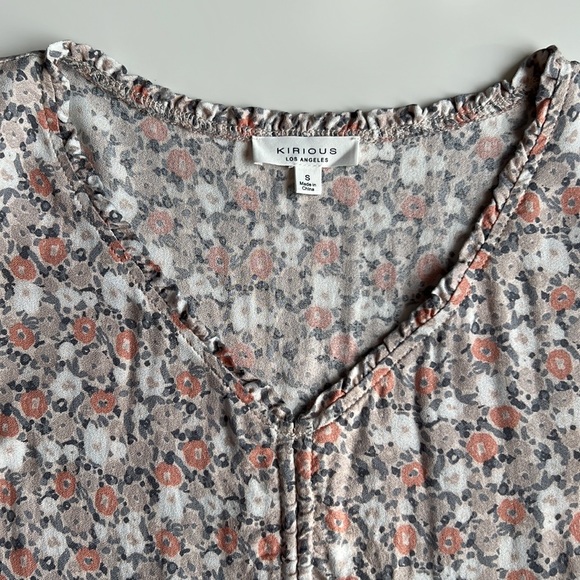 Kirious Los Angeles floral print ruffled Blouse, smoked detail sleeves - Picture 2 of 8